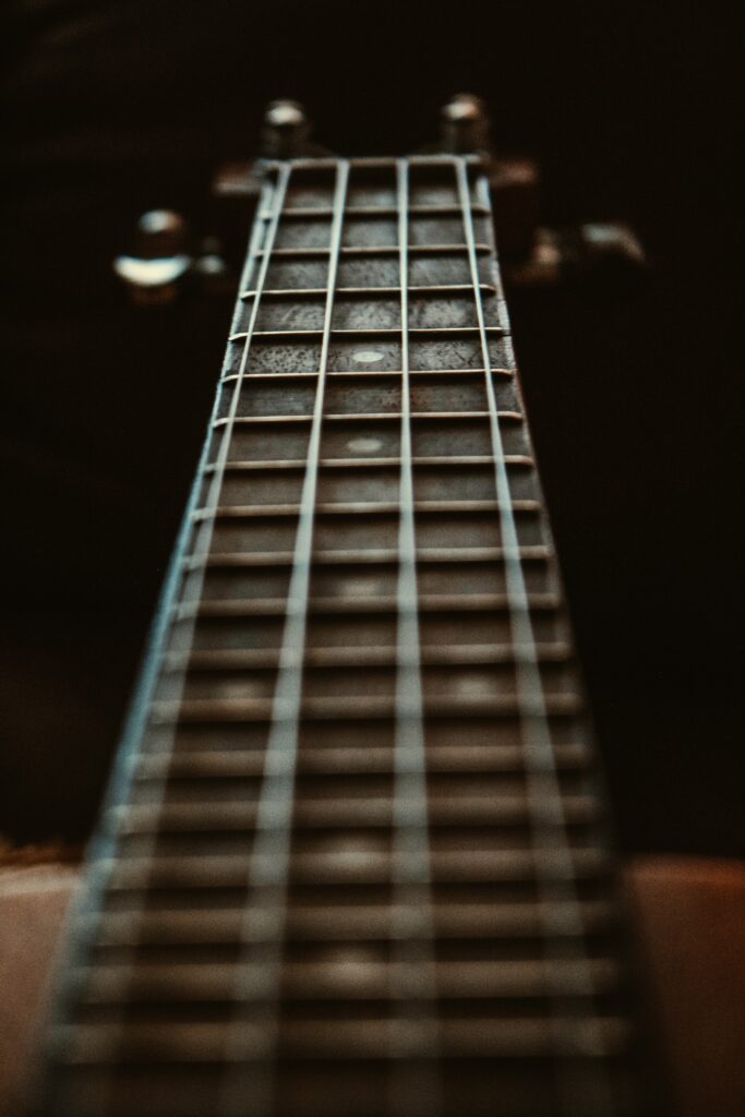 Primeiramente o violão e a guitarra são instrumentos de cordas muito populares em todo o mundo, com inúmeras possibilidades de afinações.