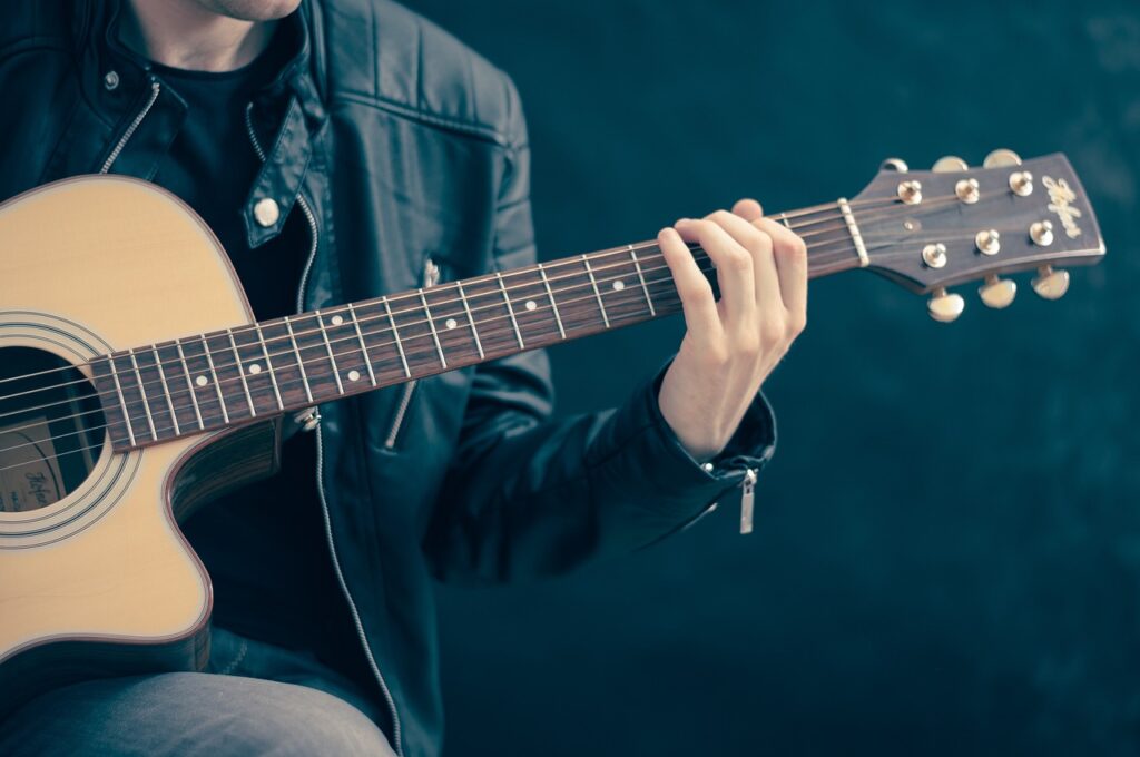 Nesse artigo iremos explorar técnicas expressivas para violão e guitarra, para aqueles que estão começando explorarem melhor o instrumento.